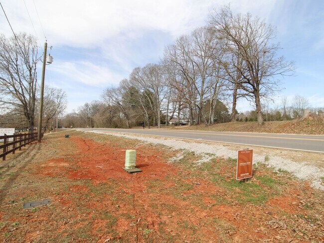 Building Photo - Move-In Ready & Lawn Care Included!