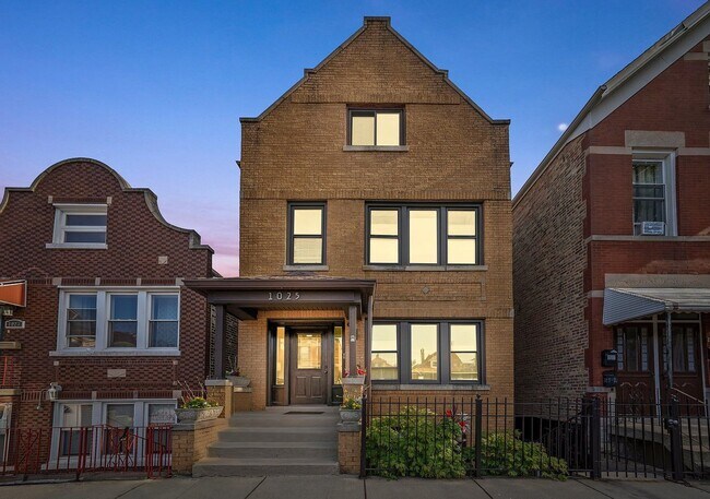 Building Photo - 1025 W 31st Pl