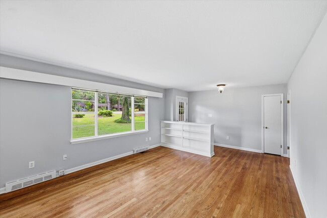 Building Photo - Spacious 4BR Home in Clinton School District with Multiple Living Areas