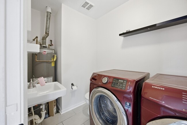 Building Photo - 2147 Palms Dr