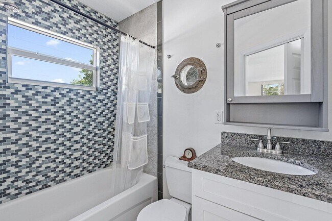 Building Photo - 301 Central Dr