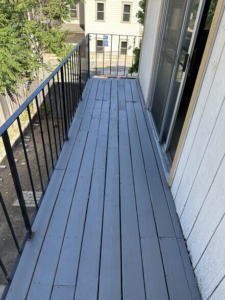 Balcony pic 1 - 407 Crocker St