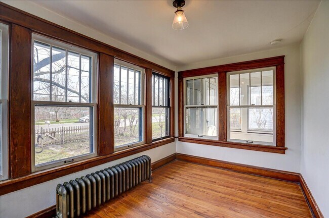 Building Photo - 513 Troy Dr