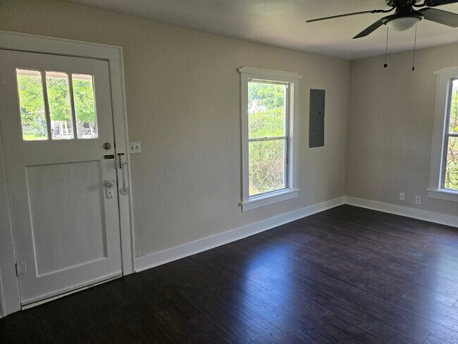 Building Photo - 1129 Walnut St