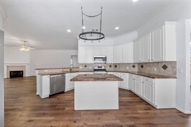 Building Photo - 23910 River Pl Dr