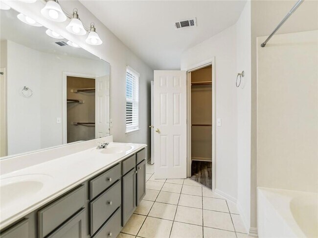 Building Photo - 305 Dana Dr