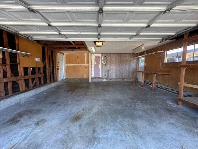 Building Photo - 4 Bedroom 2 Bathroom Home with Landscaped ...