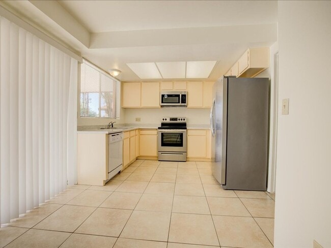 Building Photo - EASTSIDE LOCATION!!!