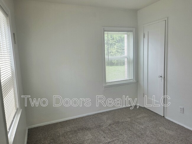Building Photo - 222 W Fairchild Dr