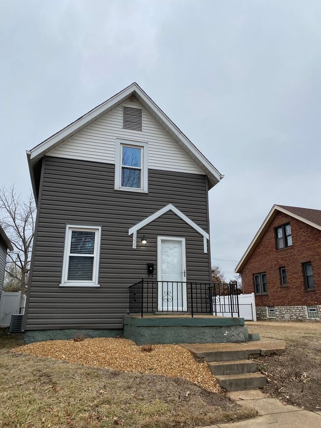 Building Photo - Large Home in Lindenwood Park