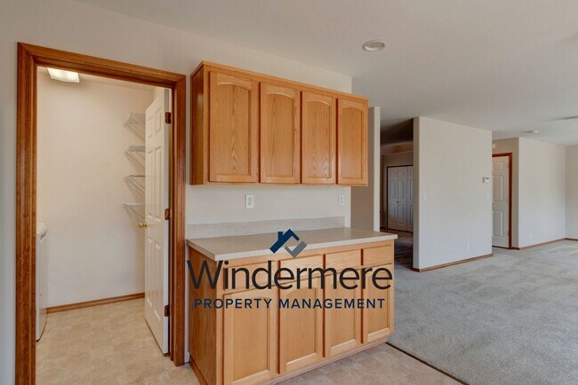 Building Photo - 4 Bedroom in Desirable Neighborhood