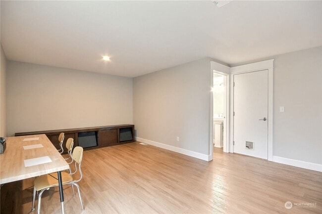 Building Photo - Well Maintained 3 Bed 2.5 Bath for Rent!