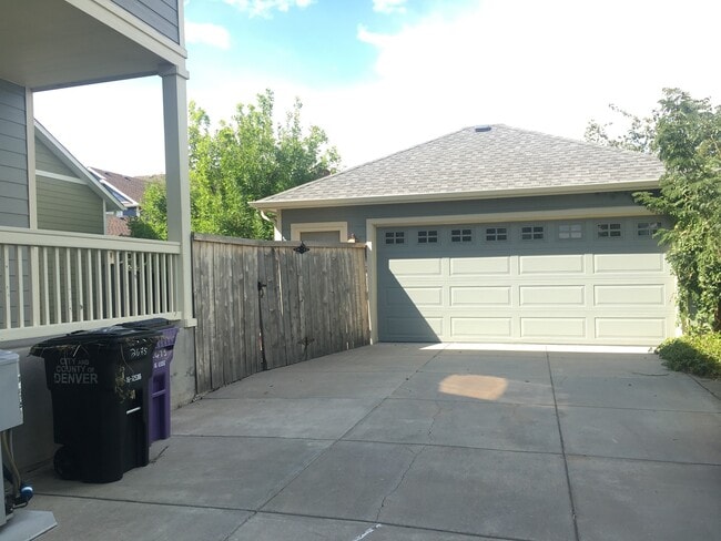 Building Photo - Gorgeous Stapleton Townhome!