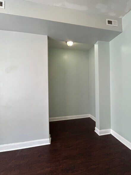 Building Photo - 1529 S Homan Ave