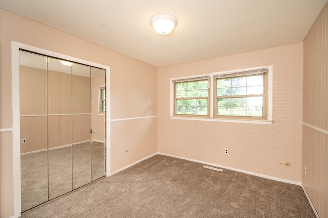 Building Photo - 1239 Ashover Dr