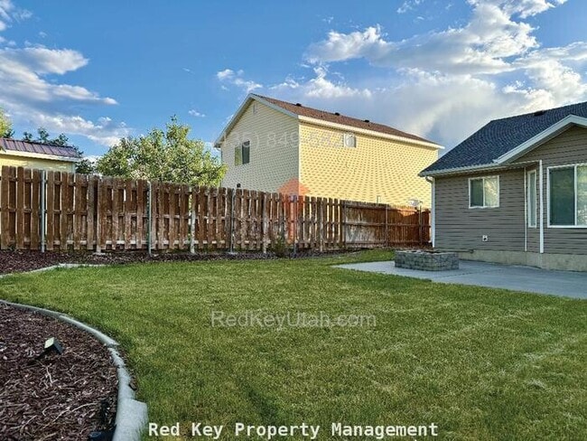 Building Photo - 970 W Single Family Home