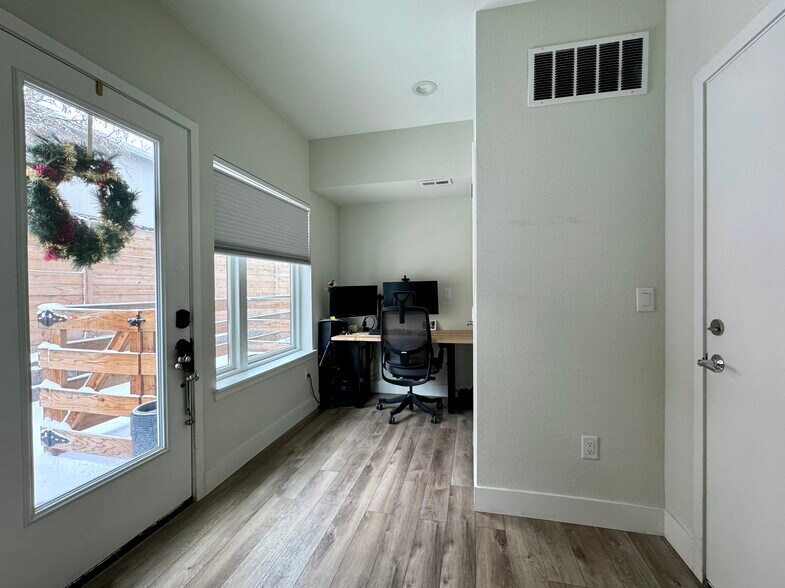 Building Photo - 1198 S Reed Way