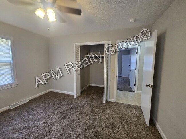 Building Photo - Spacious three bedroom West Columbia home