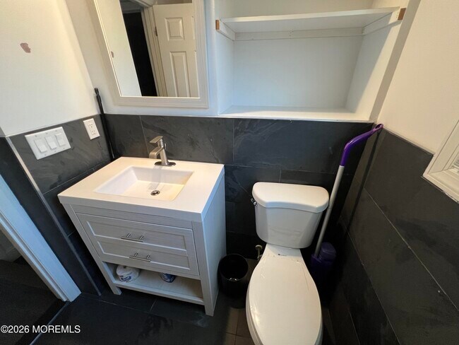 Building Photo - 8 Ridge Rd