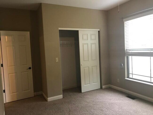 Building Photo - 8425 Treybrooke Pl