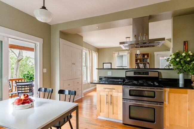 Building Photo - Madrona Home