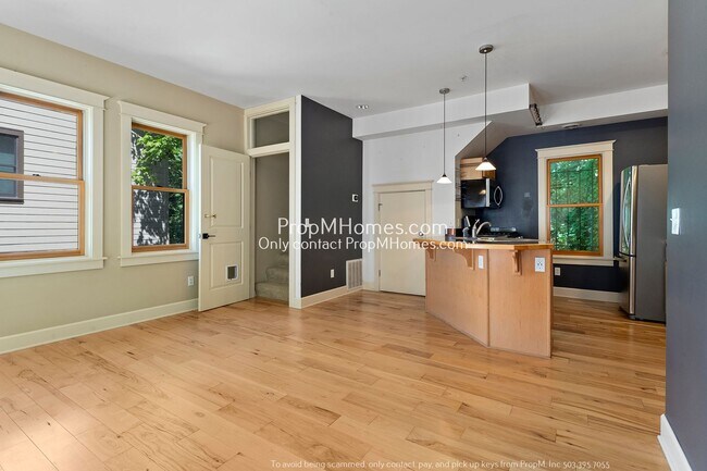 Building Photo - Two-Bedroom End Unit Condo in Goose Hollow! DEPOSIT SPECIAL