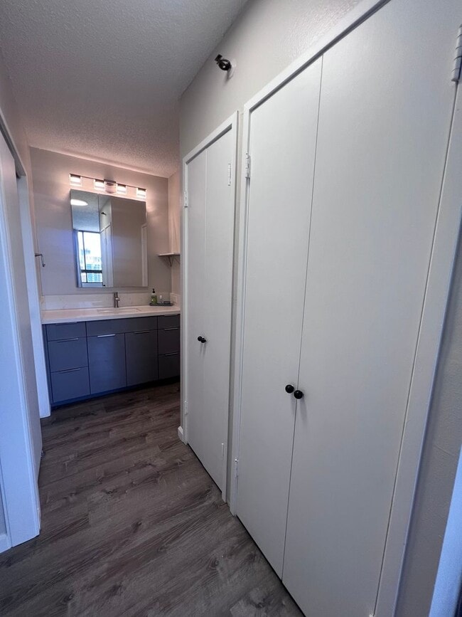 Building Photo - 2 Bedroom, 2 Bath, 2 Parking, AC at Iolani Court Plaza