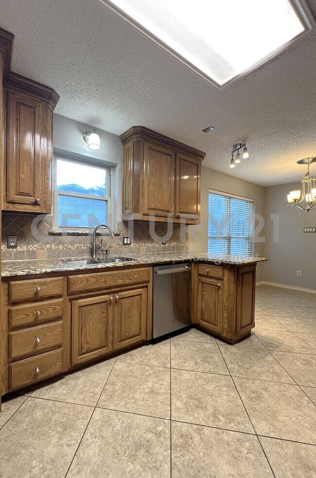 Building Photo - Spacious Single Story 3/2/2 Situated in Pr...