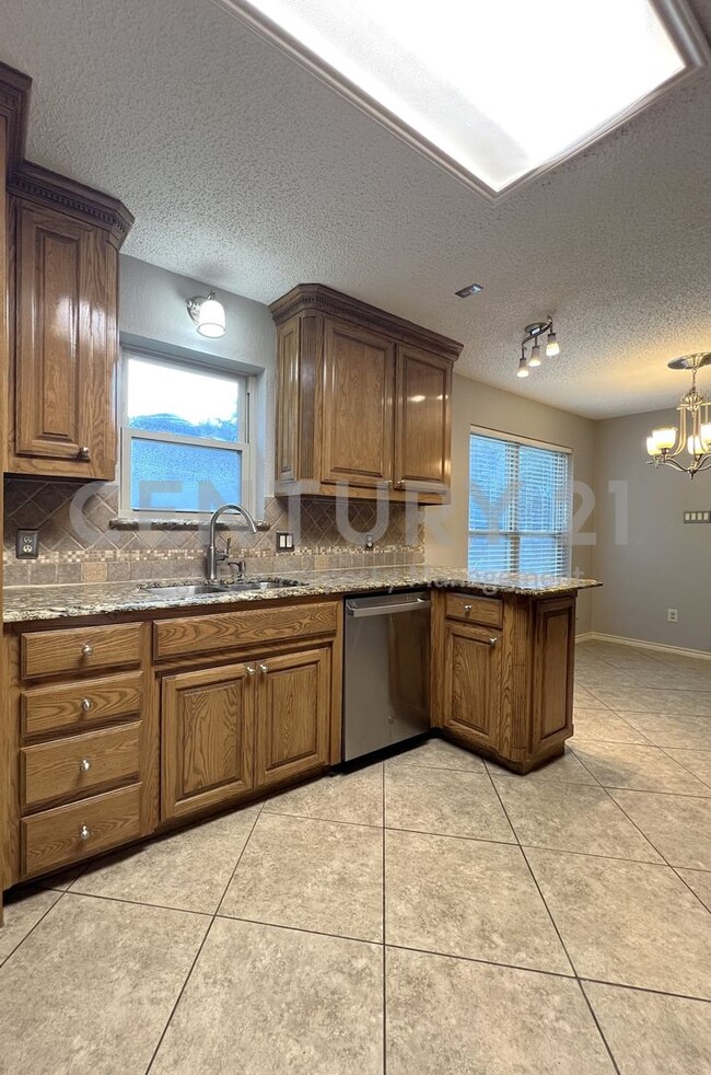 Building Photo - Spacious Single Story 3/2/2 Situated in Prime Bedford Location For Rent!