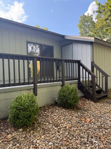 Back patio facing golf course - 26 Eleanor Ln
