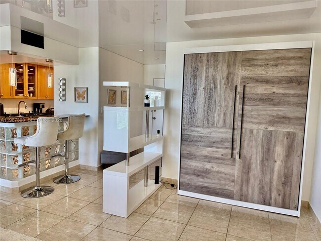 Building Photo - 9800 W Bay Harbor Dr