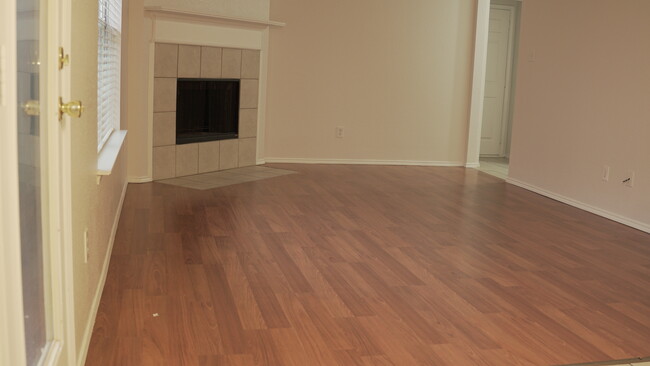 Building Photo - 2512 Douglas Dr