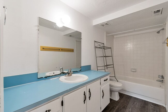 Building Photo - Spacious West Valley Duplex