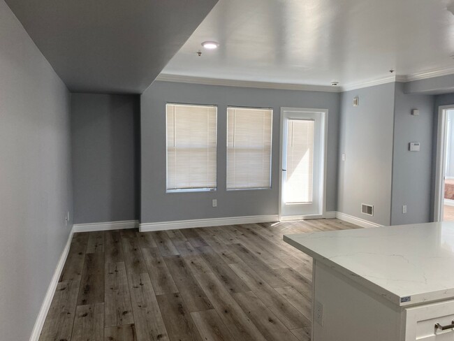 Building Photo - Two Bedroom Condo! For rent