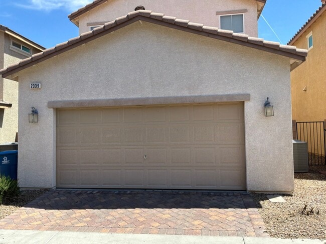 Building Photo - 2 Story detached home 3 bedrooms 2.5 bathrooms 2 car garage