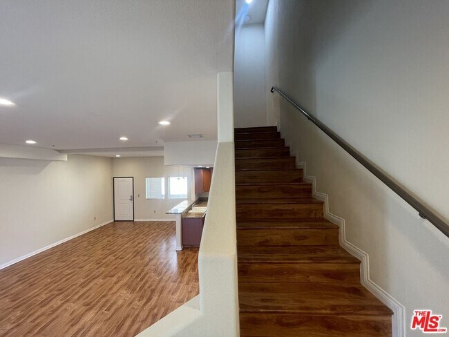 Building Photo - 15024 Magnolia Blvd
