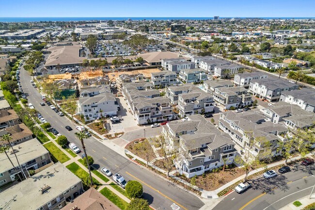 Building Photo - Stylish Tri-Level Townhome in Prime Newpor...
