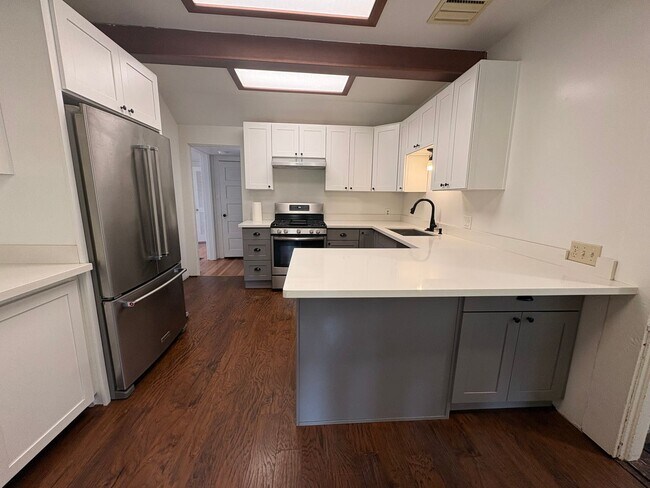 Building Photo - Charming Three Bed West Seattle Vintage Home Near Lincoln Park and Puget Sound!