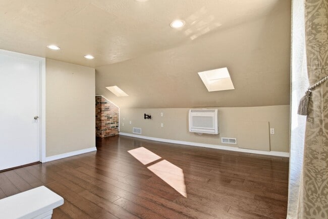 Building Photo - Charming 3 Bedroom/4 Bathroom Detached Home Located In The South Side Flats.  Available Immediately.
