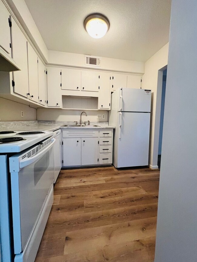 Building Photo - Large 2BR/1.5 bath apartment!