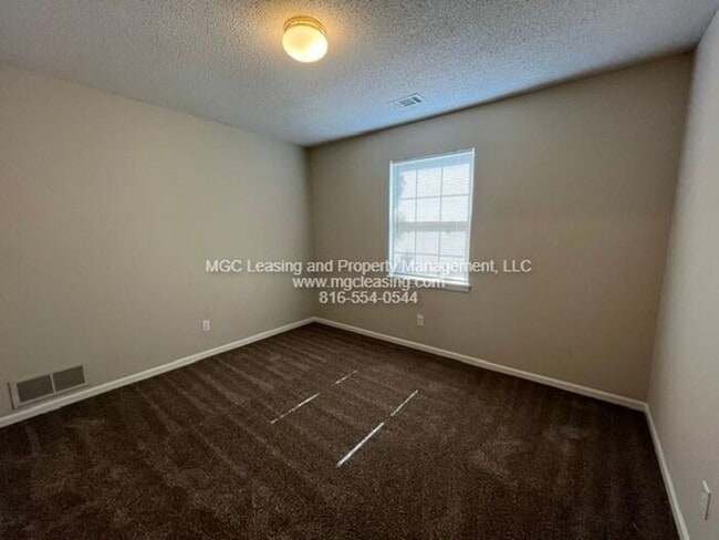 Building Photo - Spacious townhouse available for your July move-in!