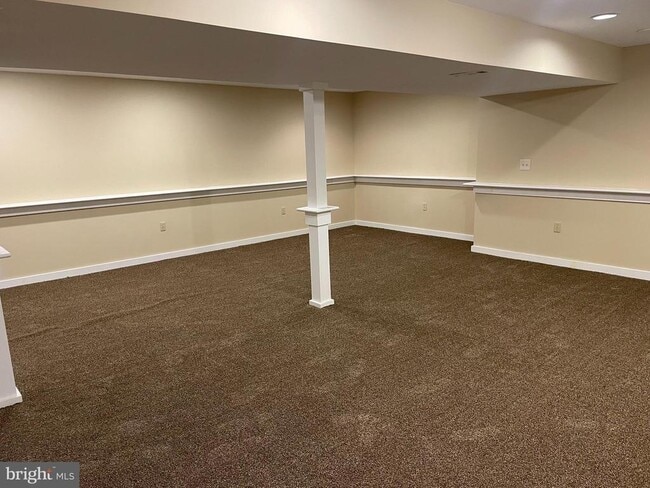 Building Photo - 673 Warren Dr