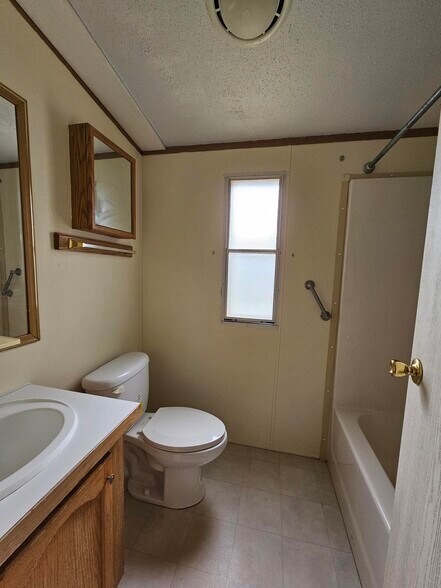 Building Photo - 3 Maple Ln