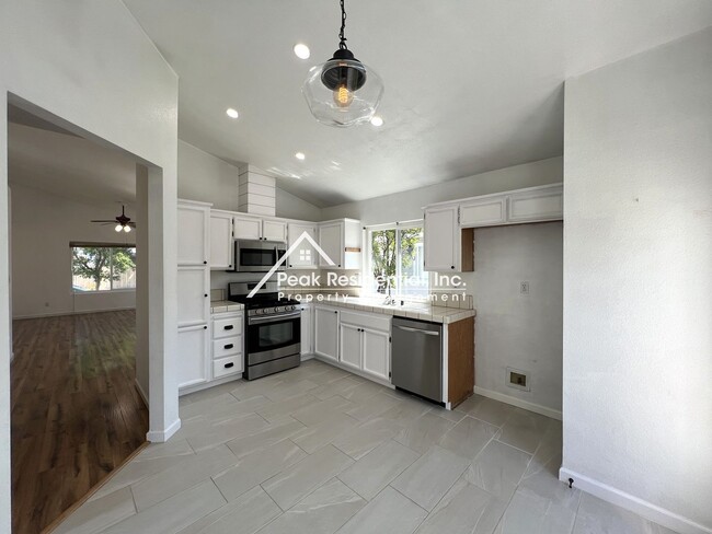 Building Photo - Wonderful 3bd/2ba Elk Grove Home with Garage!
