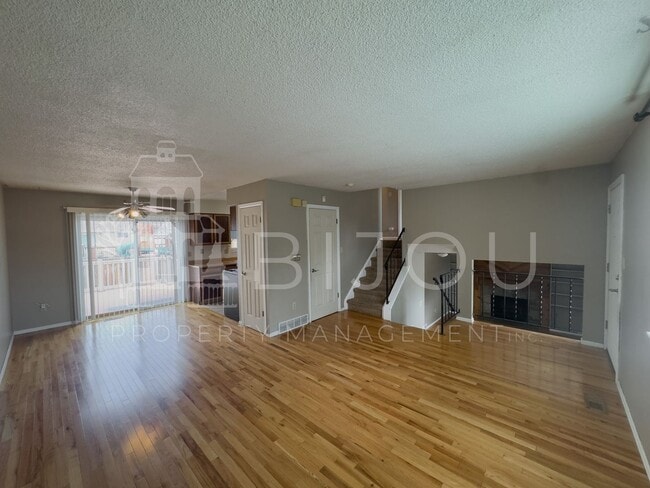 Building Photo - Conveniently Located Tri-Level