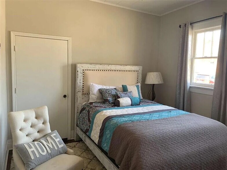 Building Photo - Room in Duplex on Jackson St