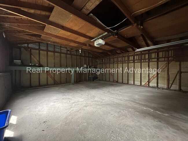 Building Photo - 851 Gardendale.