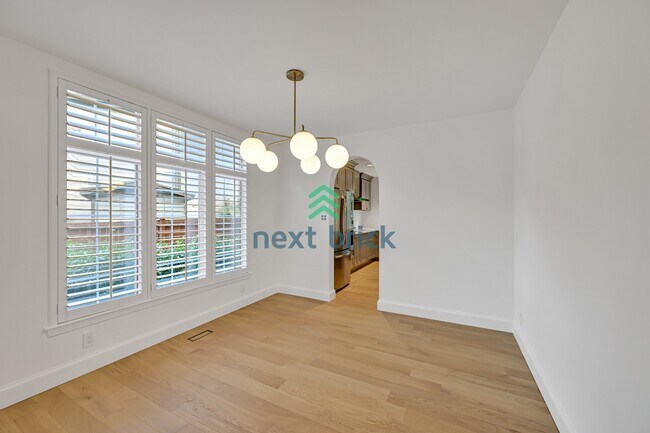 Building Photo - Beautiful Bellevue Single Family Home with 4 Beds + Bonus Room+ Den For Rent