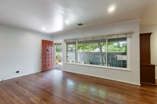 Building Photo - Spacious 5-Bedroom, 3-Bath Home with Pool ...