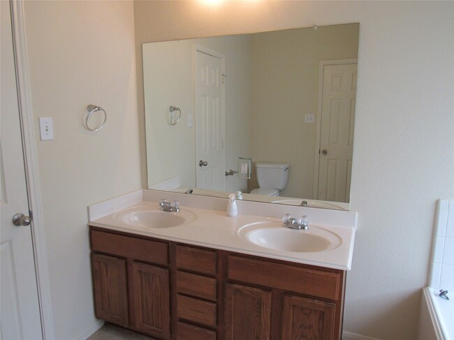 Building Photo - 6338 Applewood Forest Dr